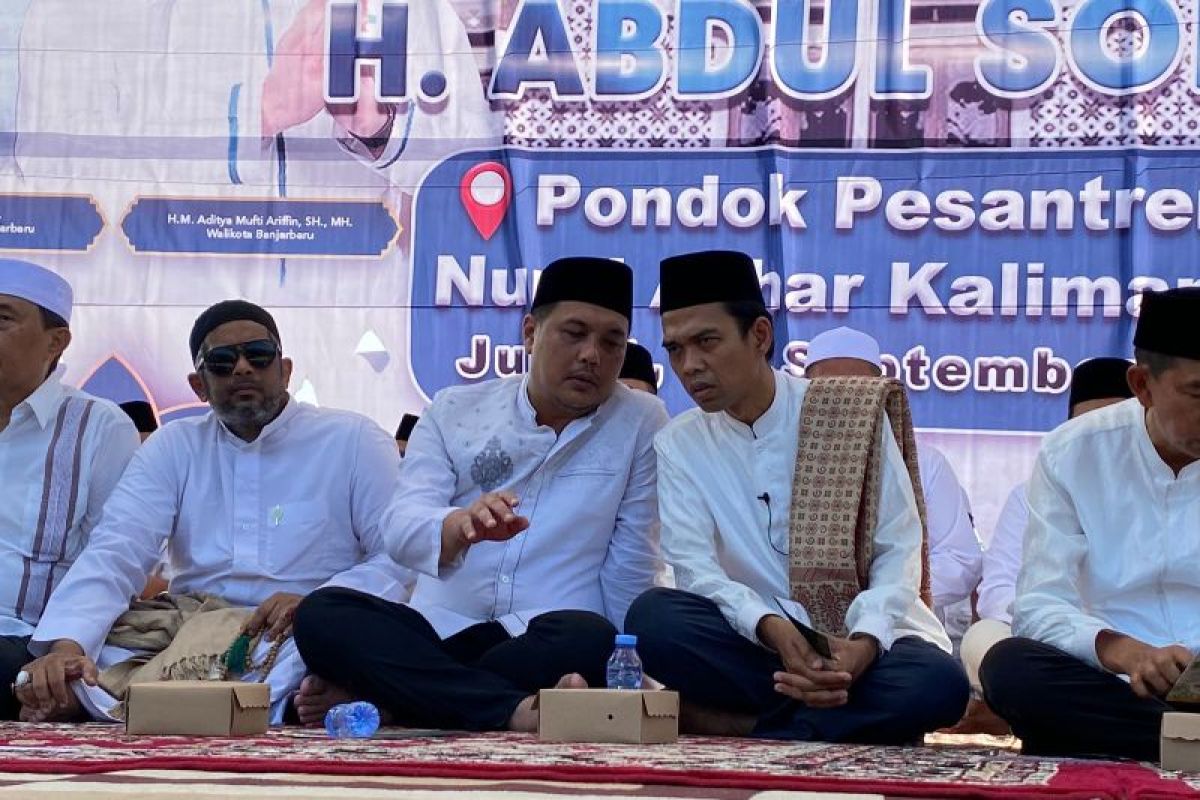 Wali Kota Aditya dan Ustaz Abdul Somad bagikan beasiswa 24 santri ke Mesir