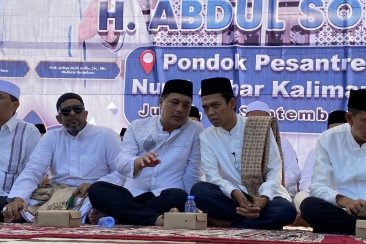 UAS dan Wali Kota Banjarbaru serahkan beasiswa bagi 24 santri ke Mesir