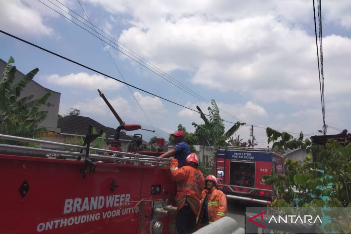 Petugas Damkar evakuasi kebakaran kandang kuda di Bukittinggi