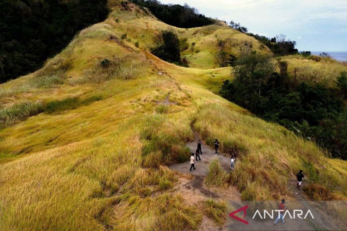 Kemenparekraf serahkan bantuan dukung DPUP bagi 18 desa wisata