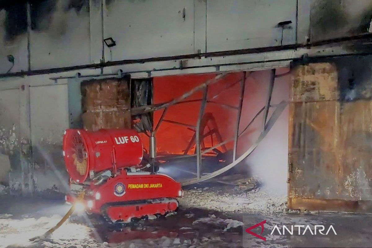 Petugas kerahkan robot saat pemadaman kebakaran pabrik sandal di Jakut