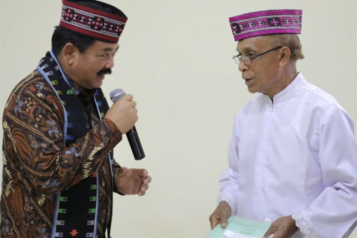 Menteri ATR/Kepala BPN serahkan sertifikat untuk seminari di Labuan Bajo