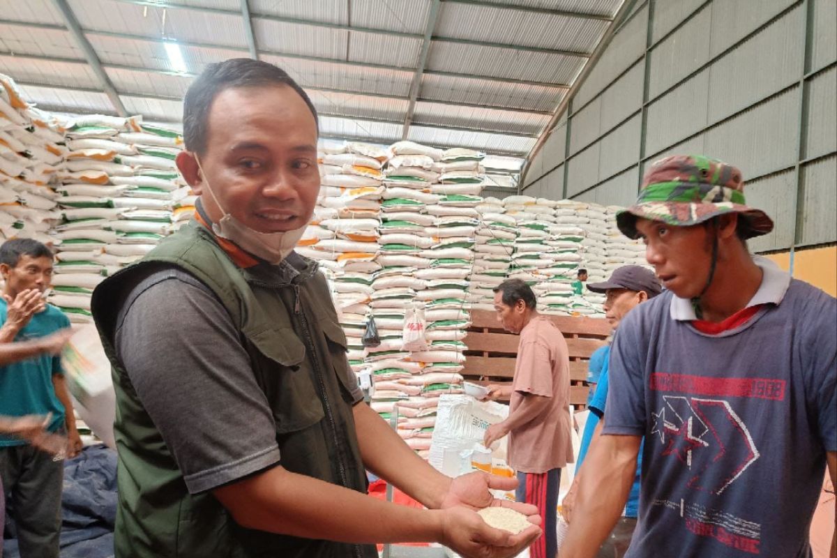 Satgas Pangan Mataram mengecek bantuan beras cadangan pemerintah