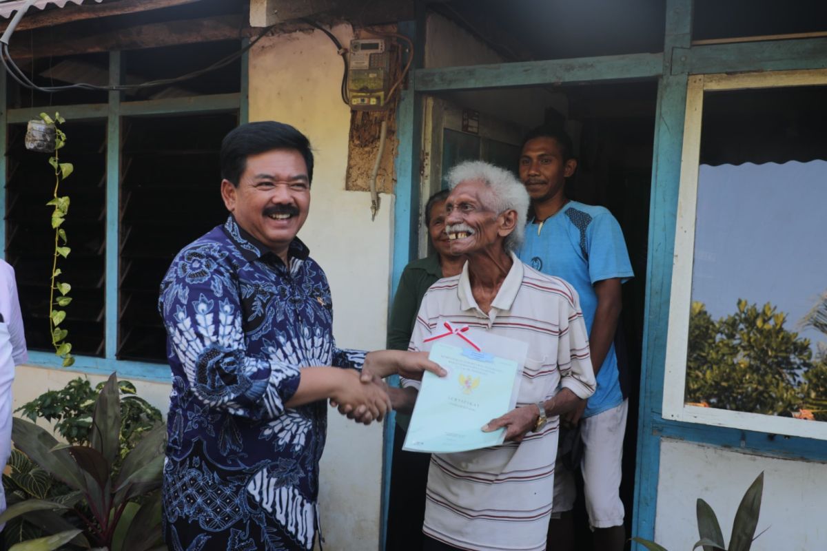 Menteri ATR/BPN serahkan 10 sertifikat PTSL di Kota Kupang