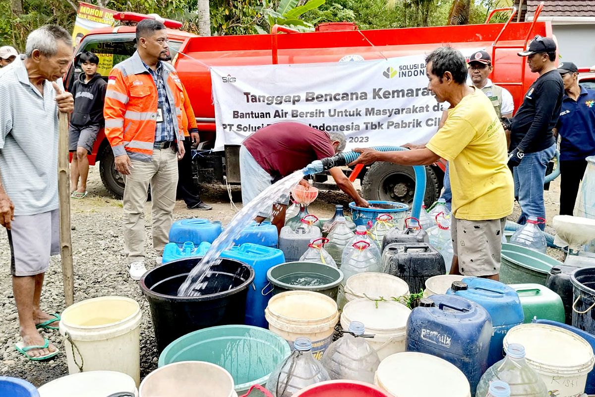 Semen  Indonesia Group salurkan bantuan air bersih di Cilacap