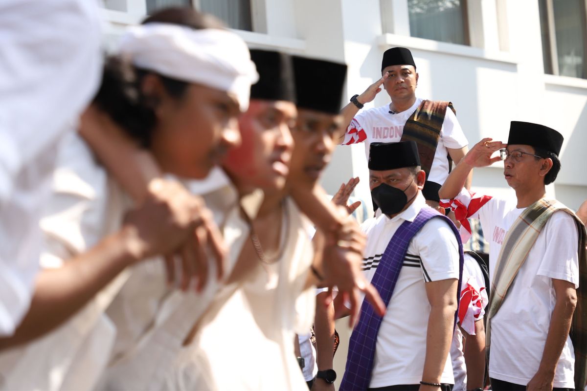 Wali Kota Surabaya memerankan tokoh nasional saat perobekan bendera