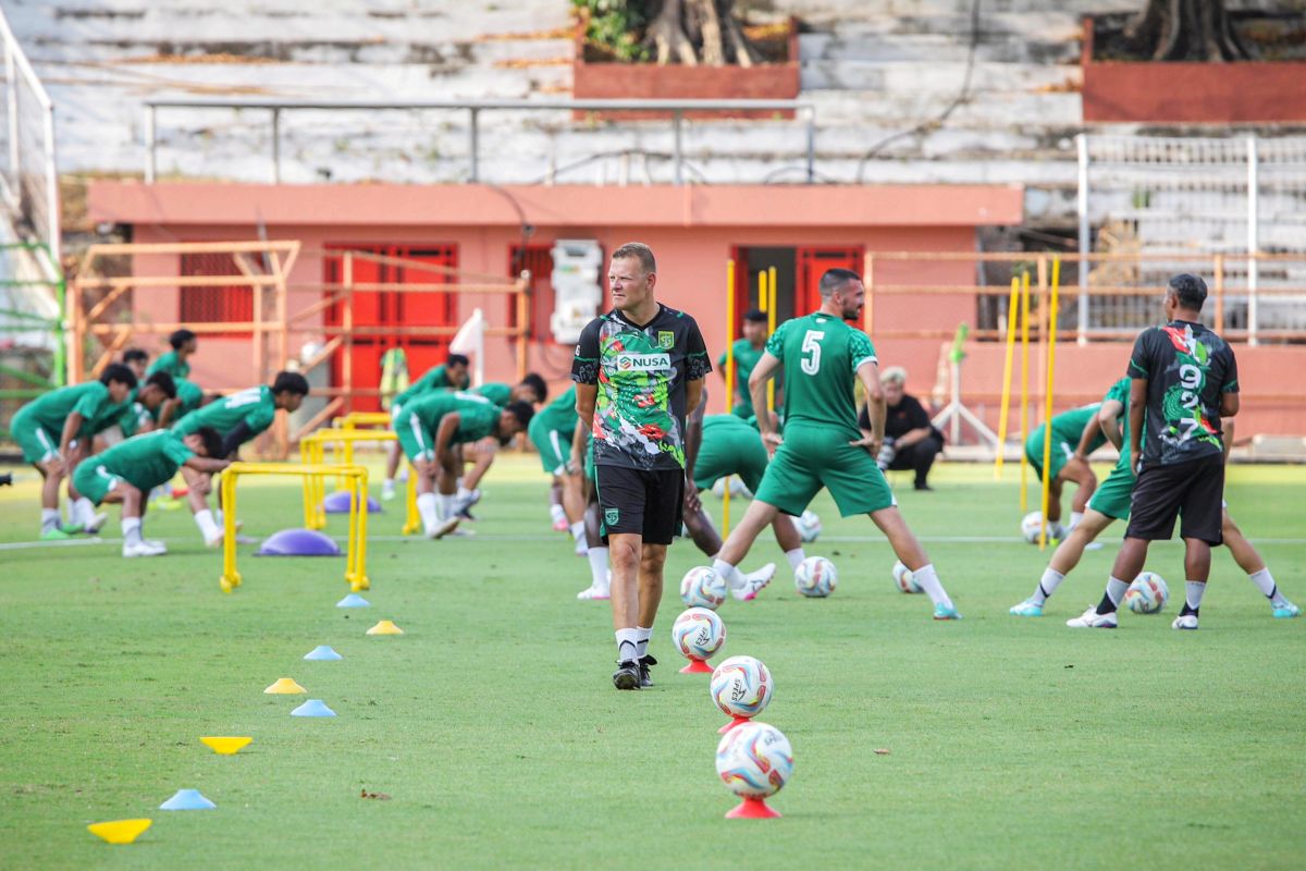 Pelatih Josep Gombau minta Persebaya Surabaya kekuatan Dewa United