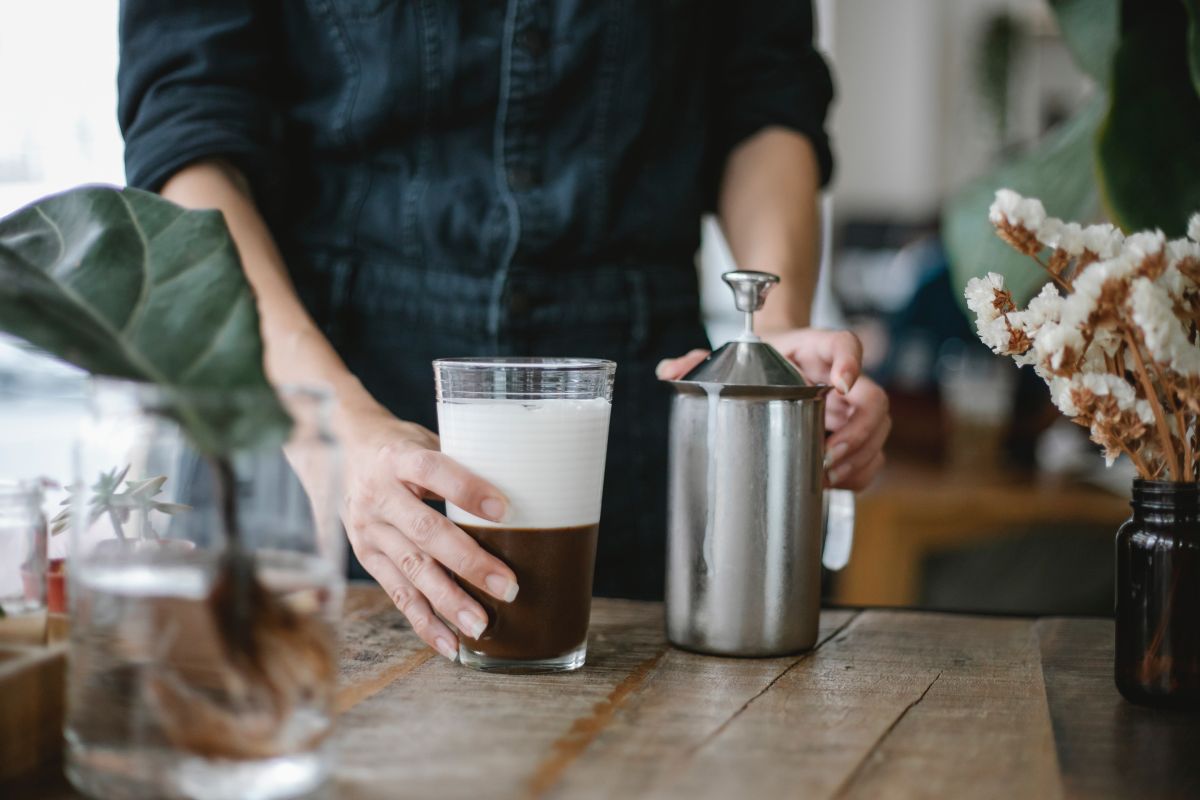 Berikut cara membuat es kopi sendiri di rumah dengan alat sederhana