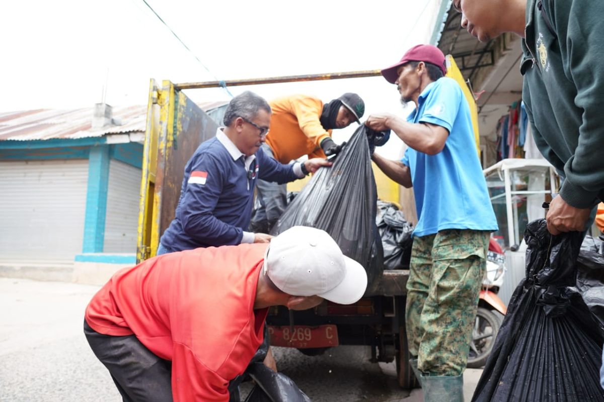 Pemkot Batam imbau warga untuk tak buang sampah di parit