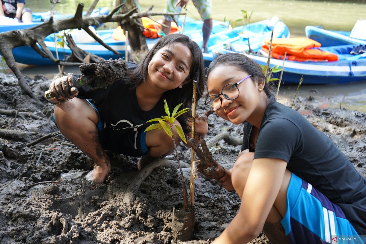 Pelajar Bali dan SMA 70 Jakarta tanam mangrove di taman hutan Ngurah Rai