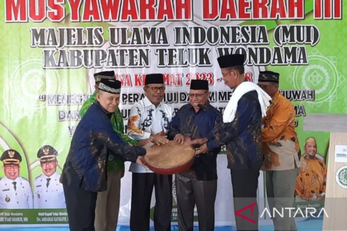 Bupati Wondama ajak MUI perkuat kerukunan umat beragama