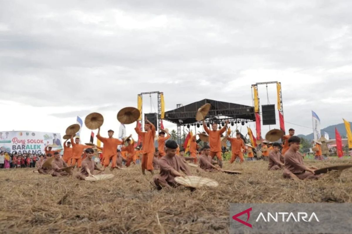 Pawai Budaya meriahkan pembukaan festival Rang Solok Baralek Gadang