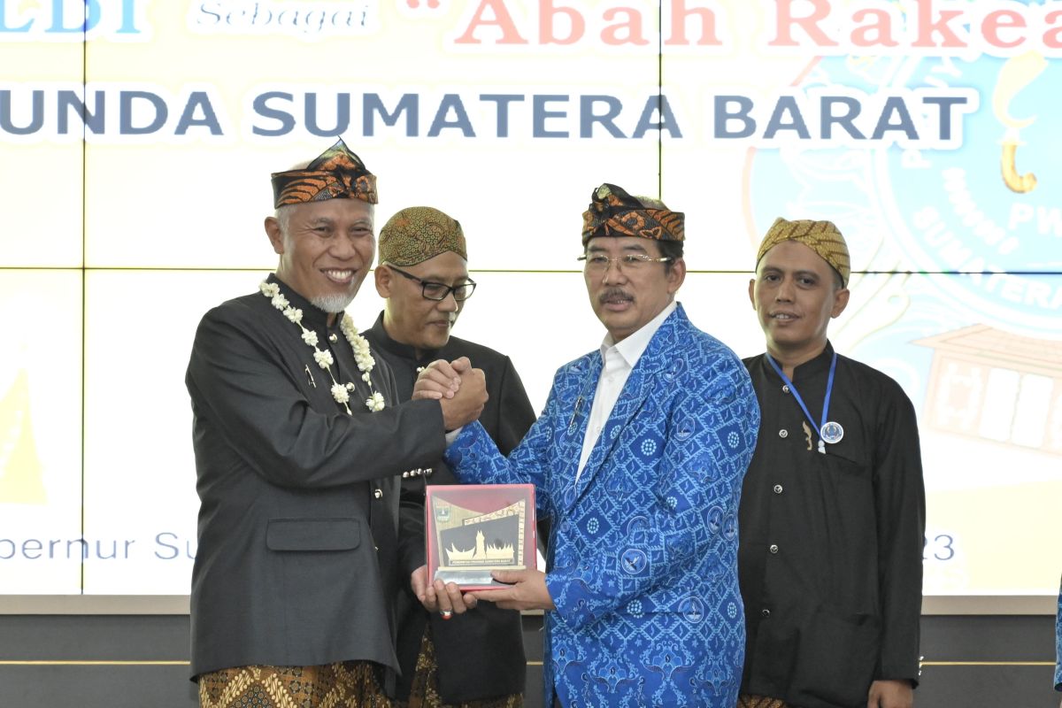 Gubernur Sumbar dianugerahi gelar kehormatan "Abah Rakean"
