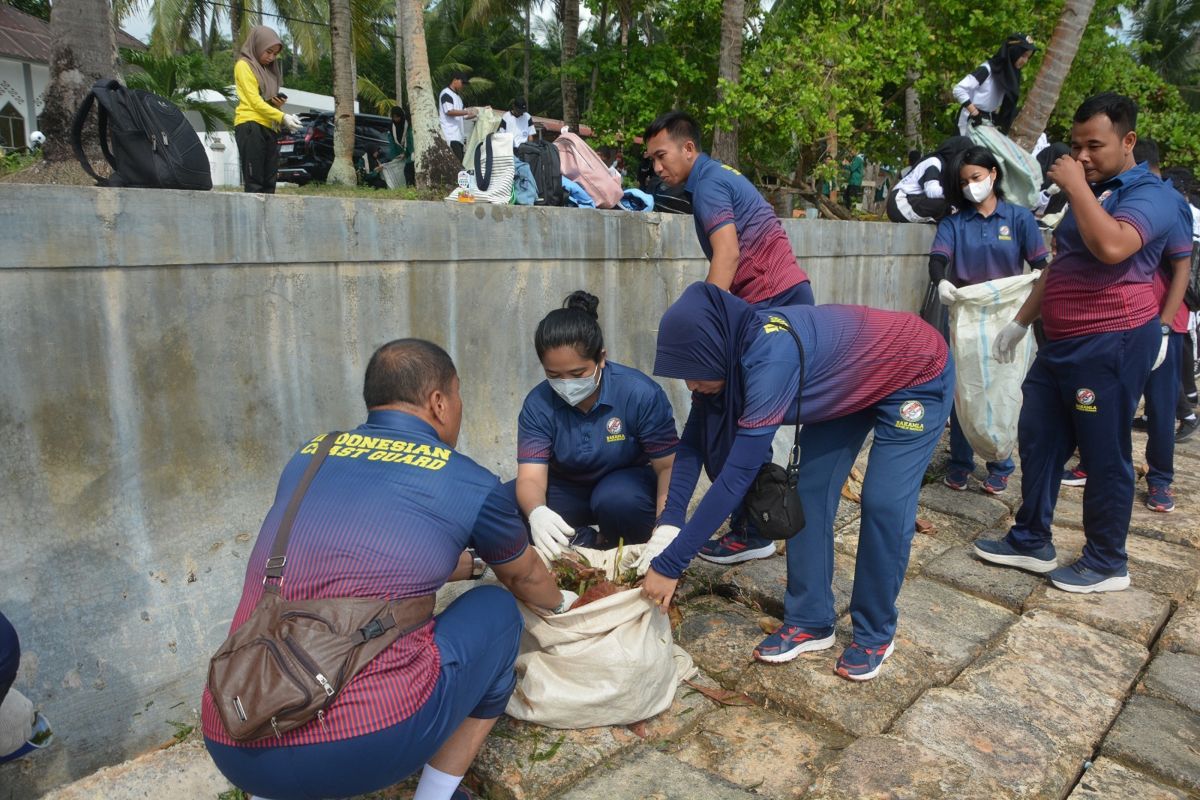 Personel Bakamla ikut peringati hari bersih-bersih di Batam