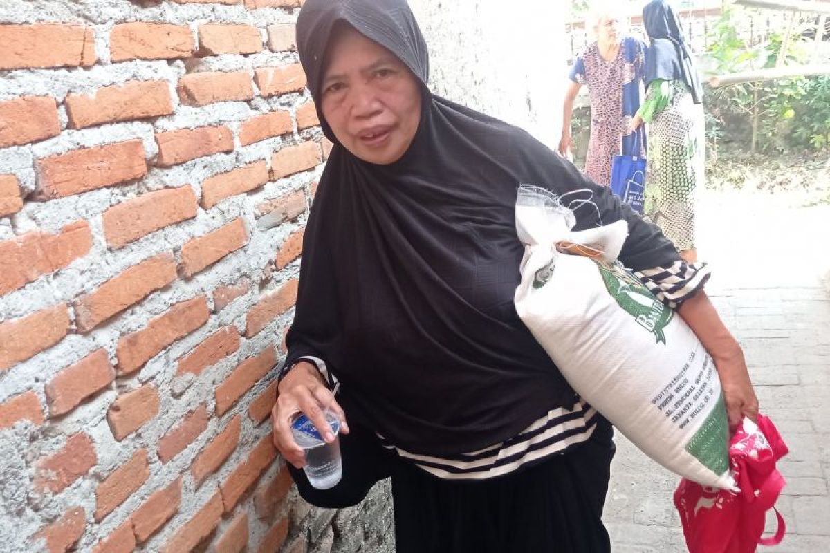 Pos Indonesia distribusikan bantuan pangan warga miskin di Lebak