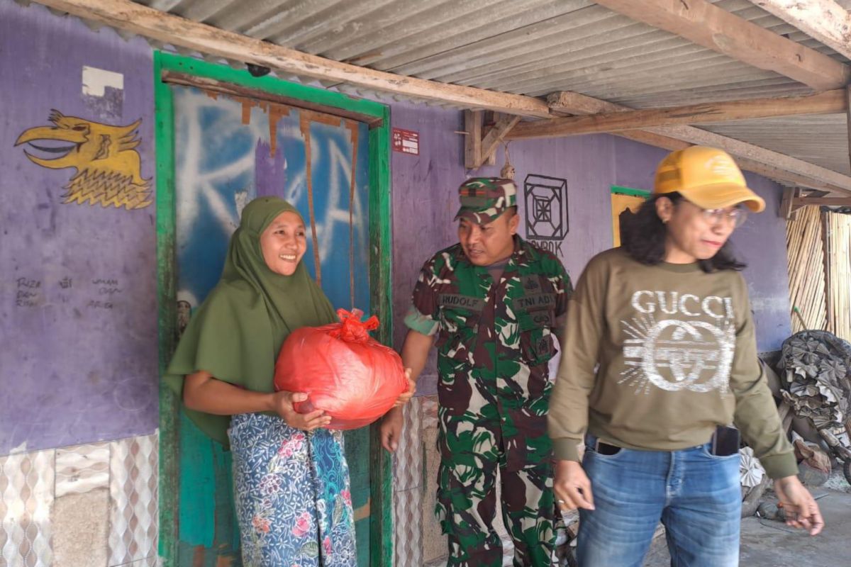 TNI-pelaku wisata salurkan bantuan sembako nelayan di Loteng