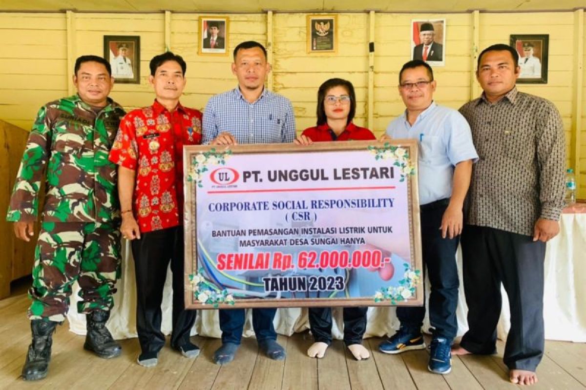 PT Unggul Lestari bantu membuka keterisolasian listrik bagi masyarakat Desa Sungai Hanya