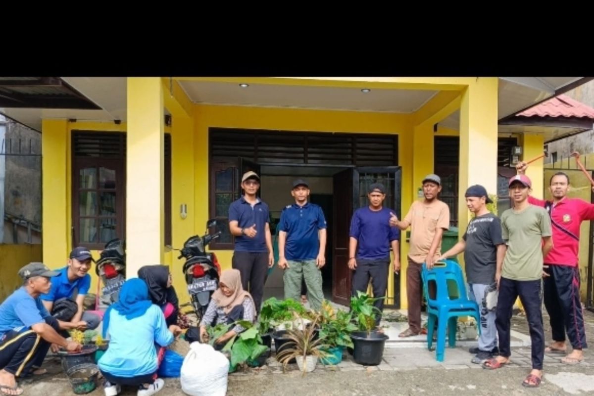 Kelurahan Sidorame Barat 1 gotong royong bersih-bersih kantor