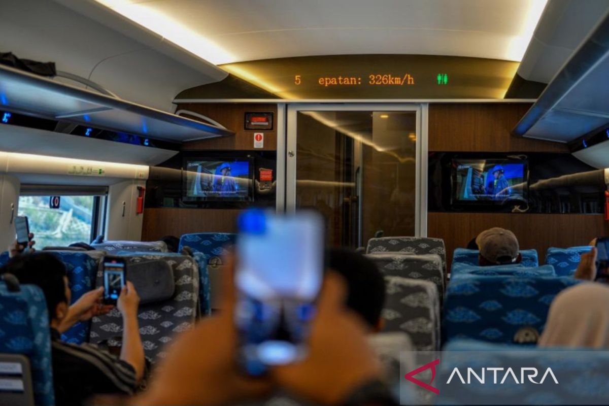 Warga Kabupaten Bandung antusias uji coba kereta cepat Jakarta-Bandung