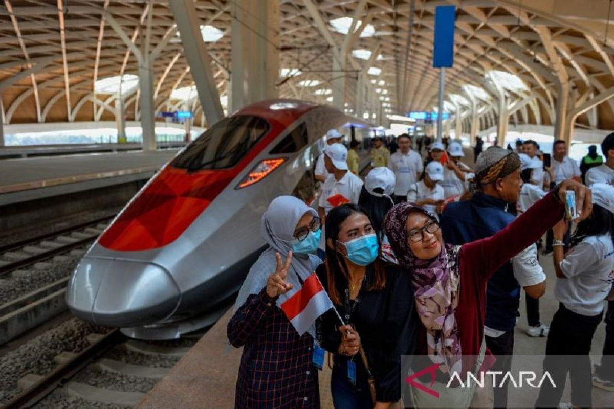 Luhut sebut Jokowi "soft launching" kereta cepat Whoosh 1 Oktober