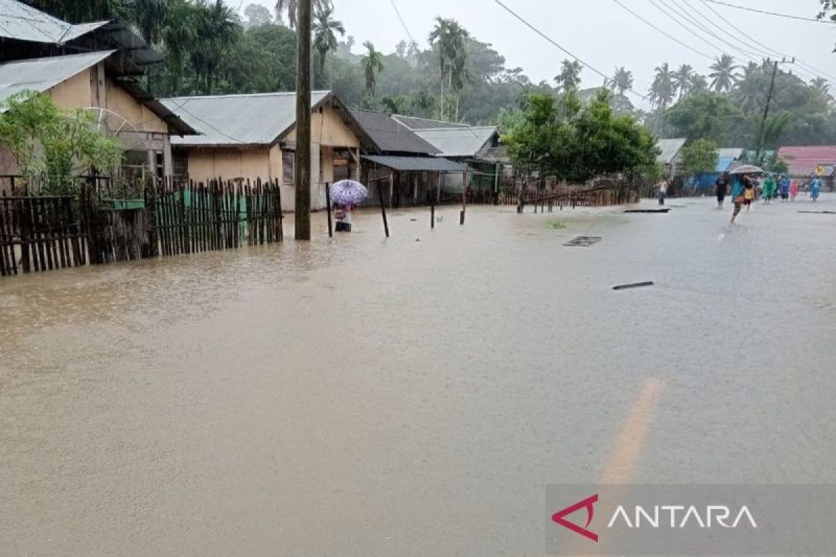 Banjir dipicu hujan deras genangi empat desa di Simeulue, satu jembatan putus