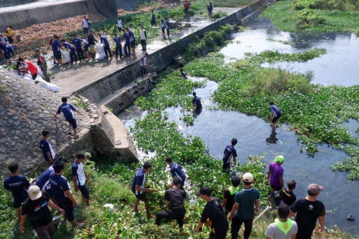 Ratusan warga Kudus bersihkan sungai sambut "World Cleanup Day"