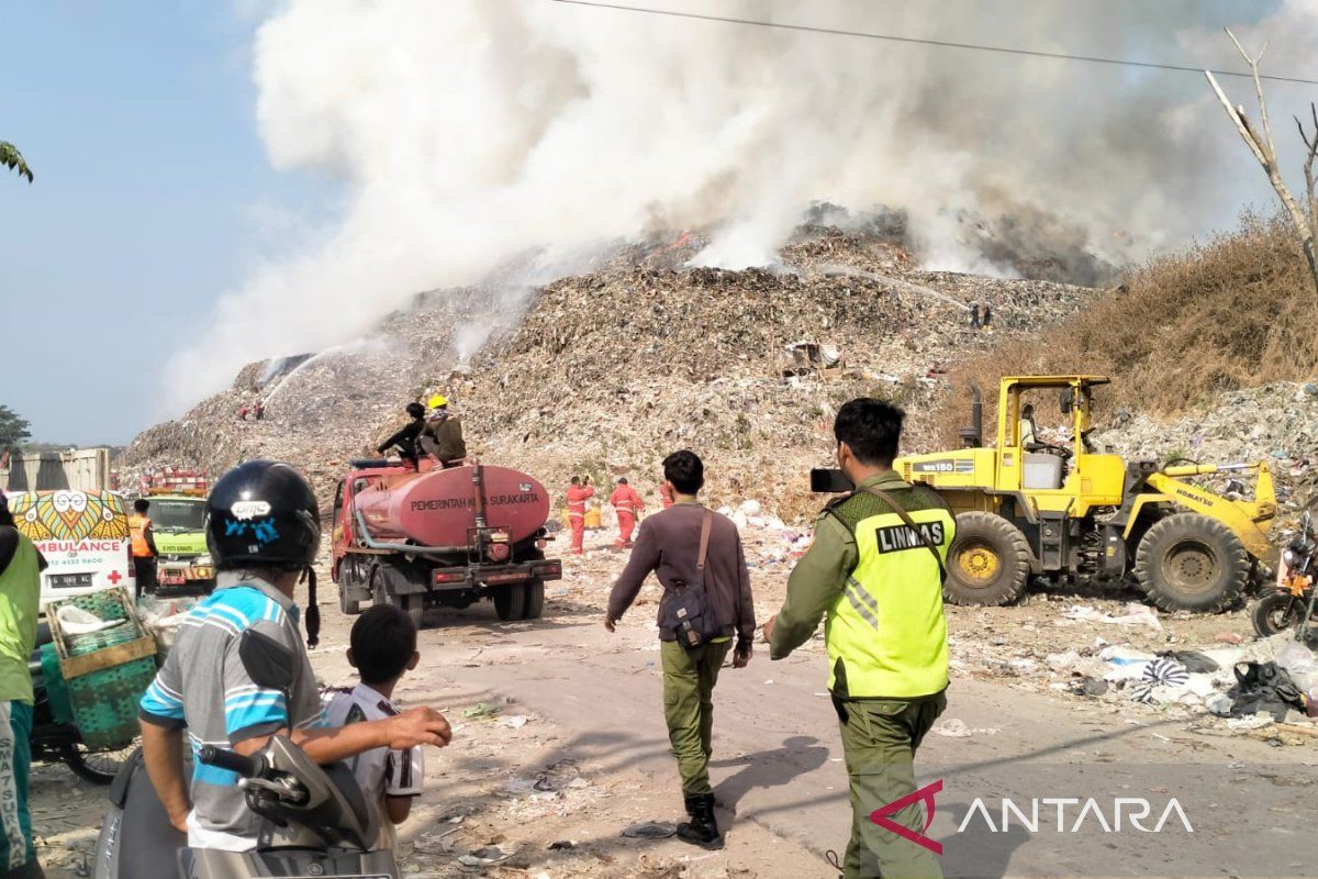 Gunungan sampah di TPA Putri Cempo Solo terbakar