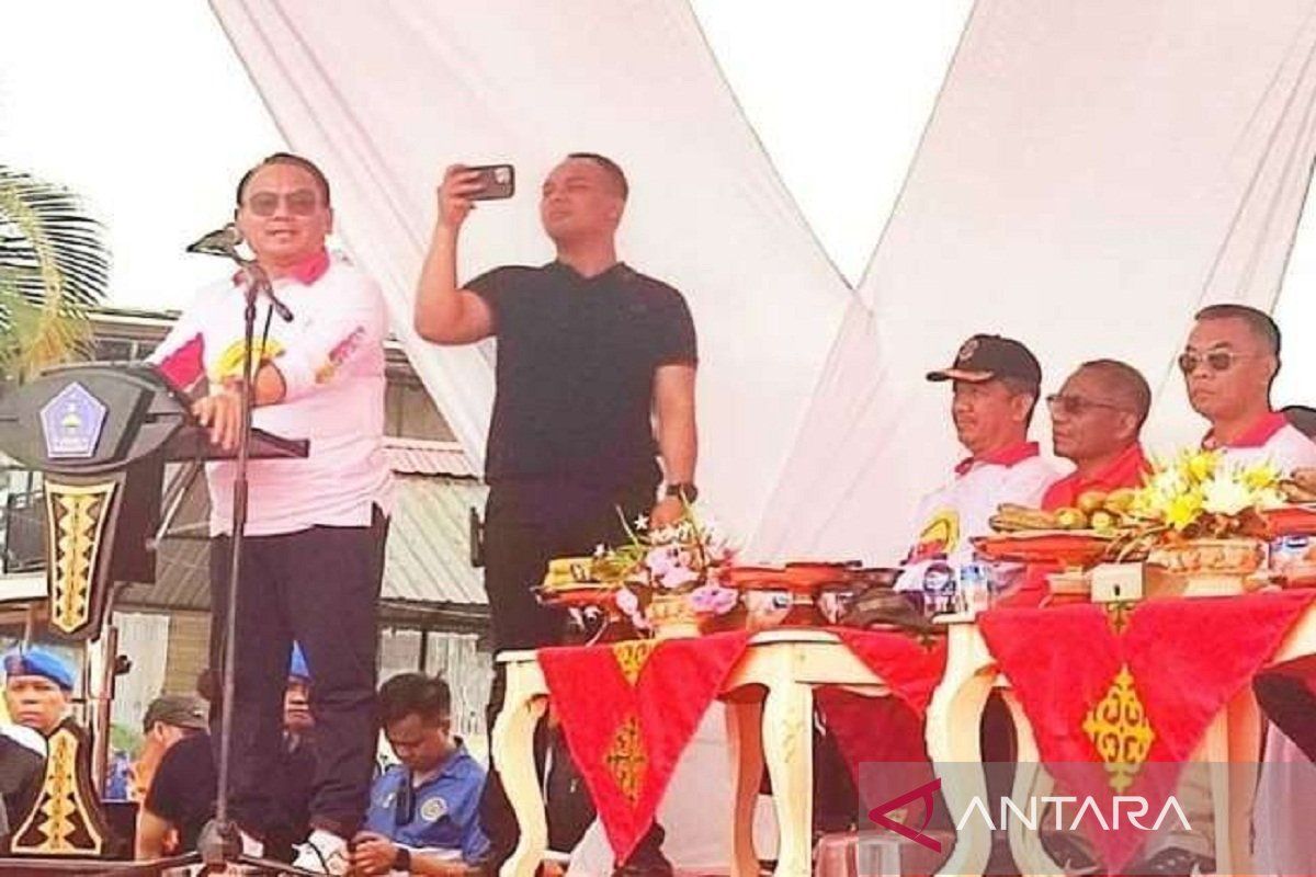 Pj Gubernur Sulawesi Tenggara berbaur masyarakat  jalan santai Pemkot Kendari