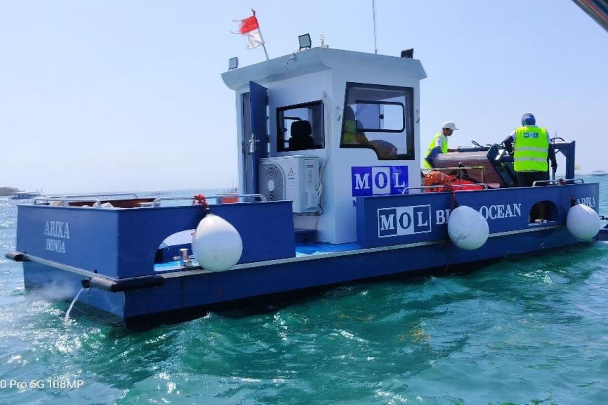MOL dan BWC bersihkan sampah laut di Tanjung Benoa-Bali gunakan kapal