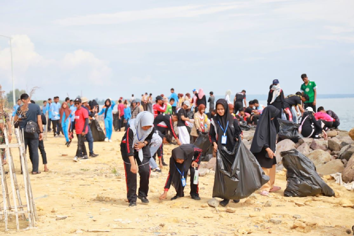 WCD 2023, relawan bersihkan sampah Pantai Pelangi Sigli