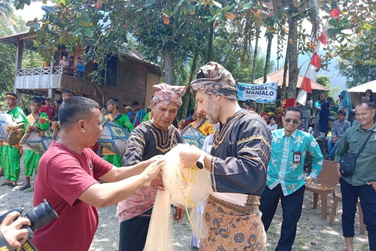 Wisatawan Prancis ramaikan lomba "manjalo" ikan di Danau Maninjau