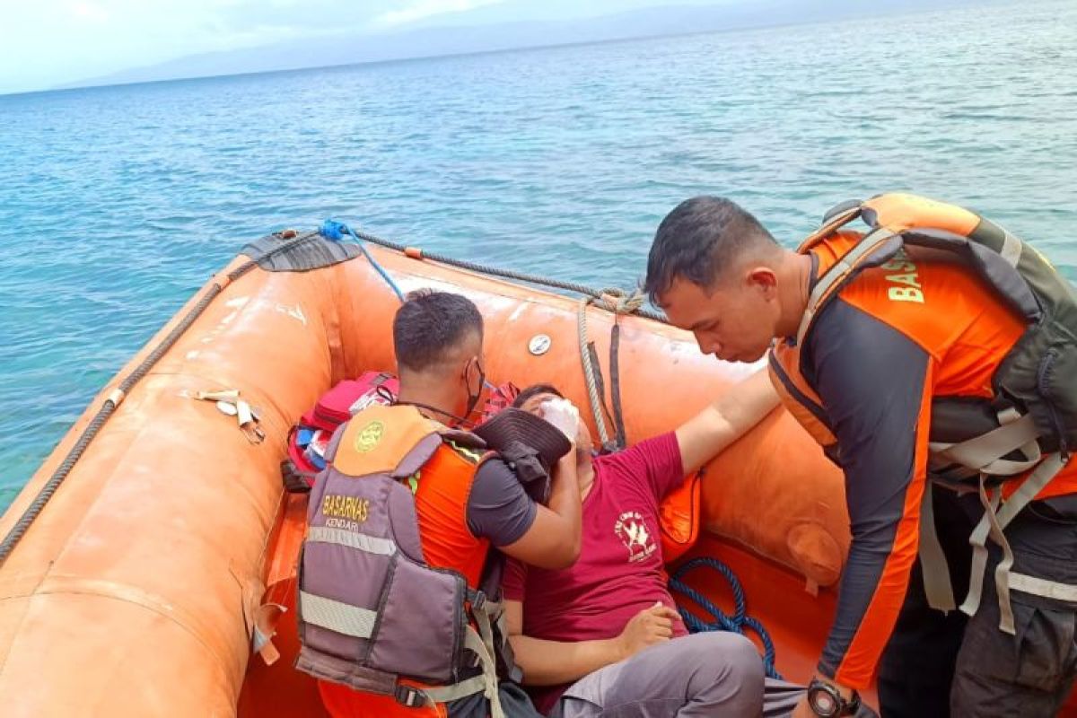 Tim SAR evakuasi pria terjatuh di karang Pulau Padamarang Kolaka