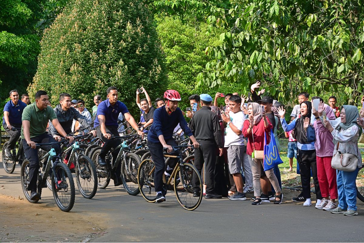 Presiden Jokowi sapa warga di Kebun Raya Bogor saat bersepeda