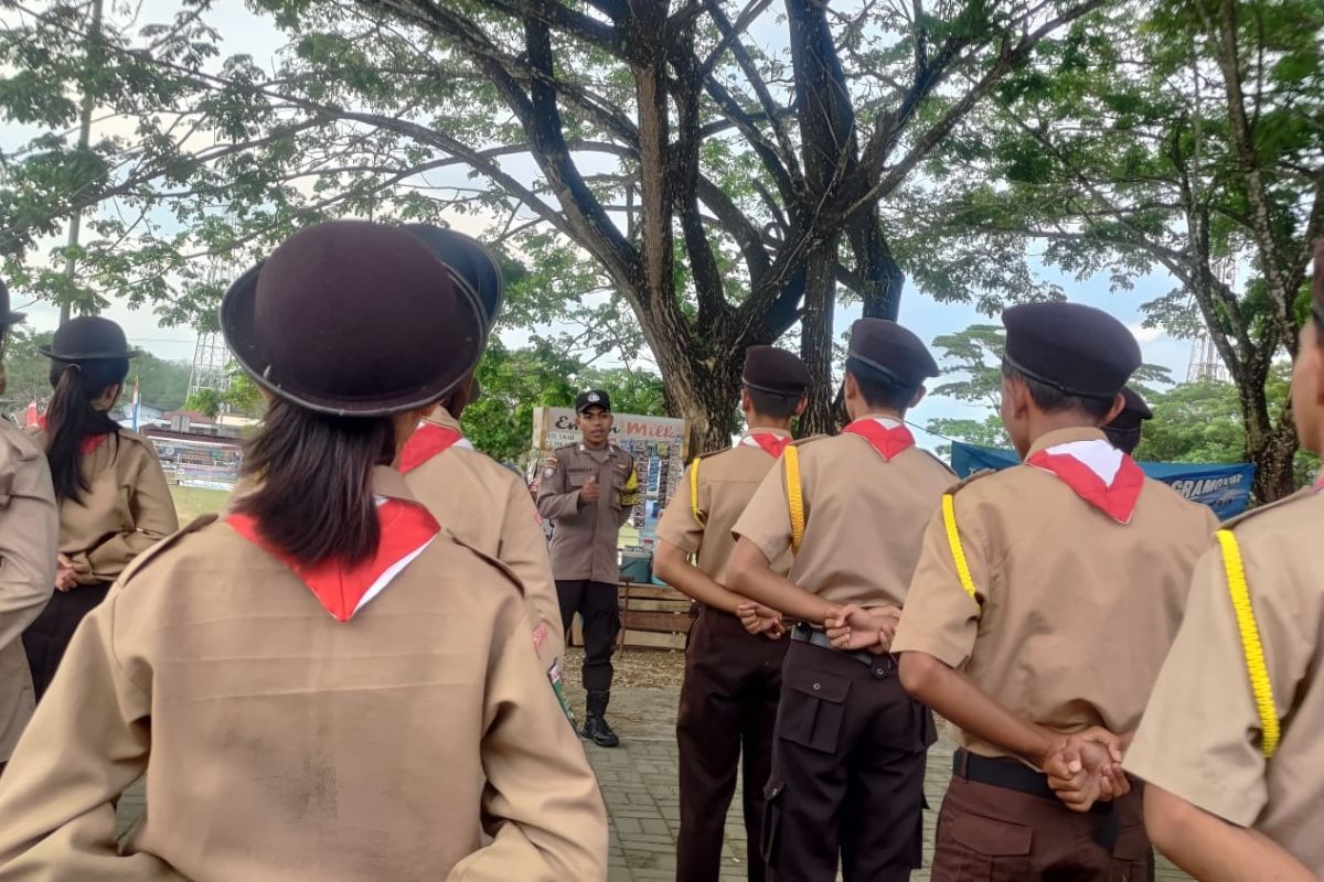 Polsek Sekadau Hilir sosialisasikan tertib lalu lintas ke anggota pramuka