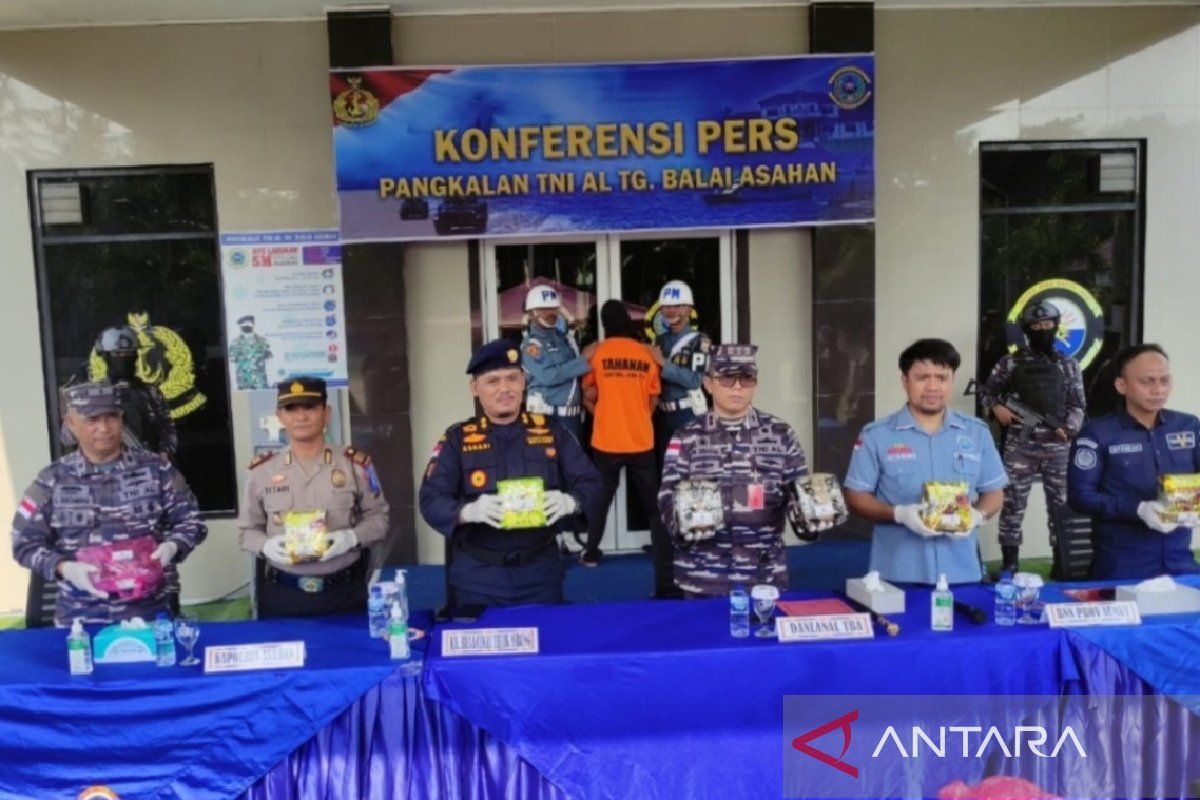 F1QR TNI-AL TBA amankan TKI ilegal seludupkan 7 kg sabu