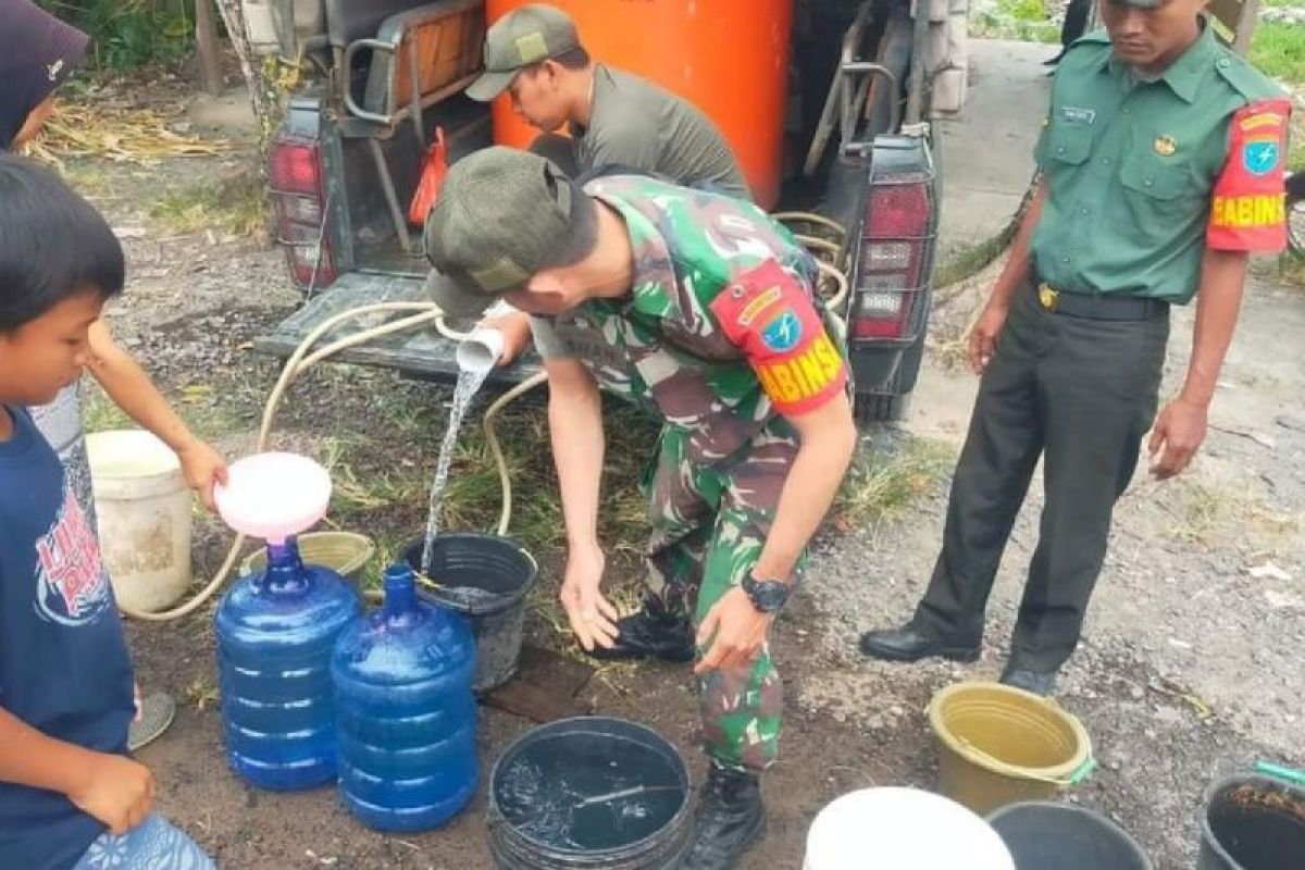 TNI salurkan air bersih untuk warga Jawai Selatan di Kabupaten Sambas