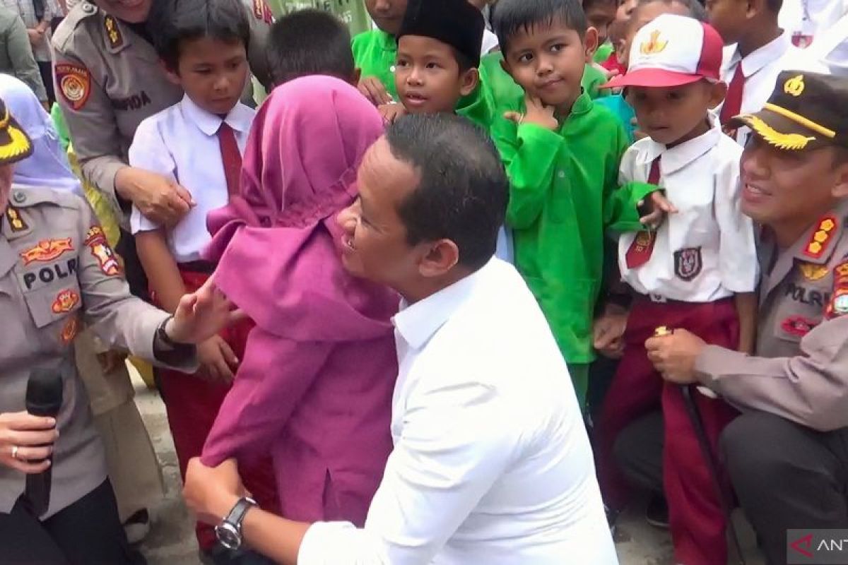 Menteri Investasi kunjungi dua sekolah yang terkena gas air mata di Rempang
