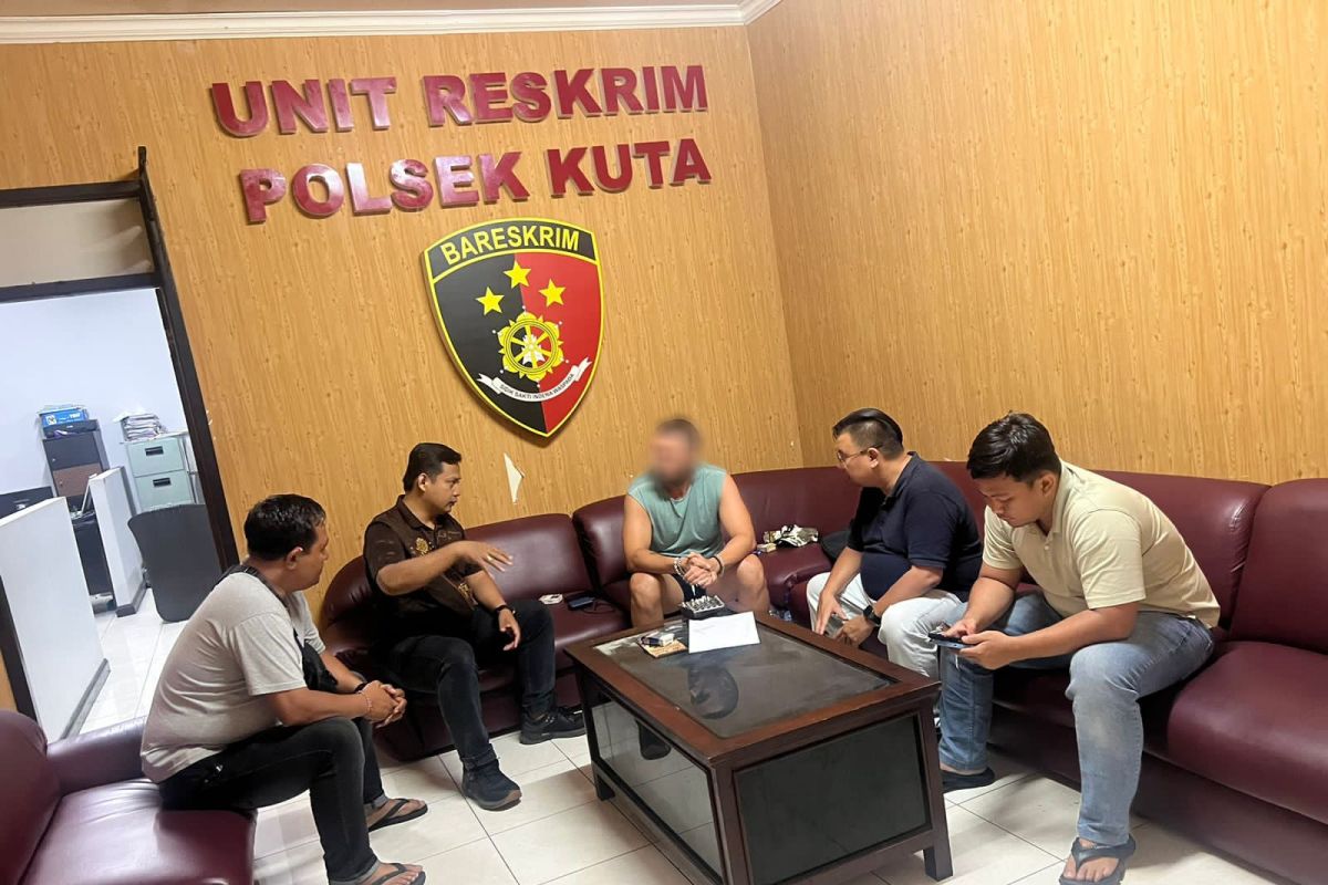 Polisi amankan warga Italia pelaku tindak asusila depan rumah warga Bali