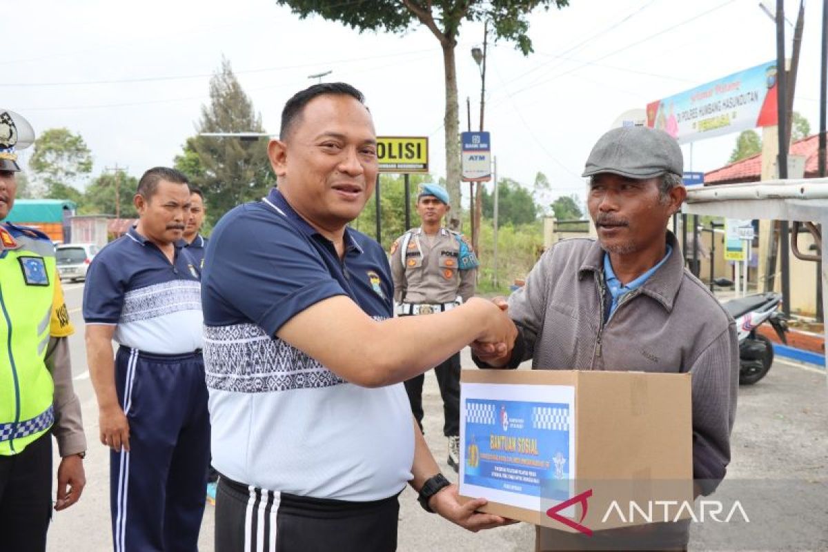 Kapolres Humbahas beri bantuan bagi pengemudi sambut HUT Lantas Bhayangkara