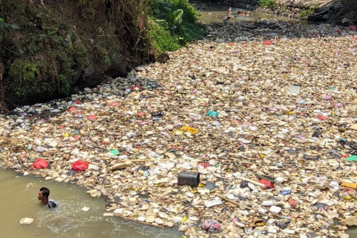 Warga Serang keluhkan bau tak sedap tumpukan sampah di Sungai Cibanten