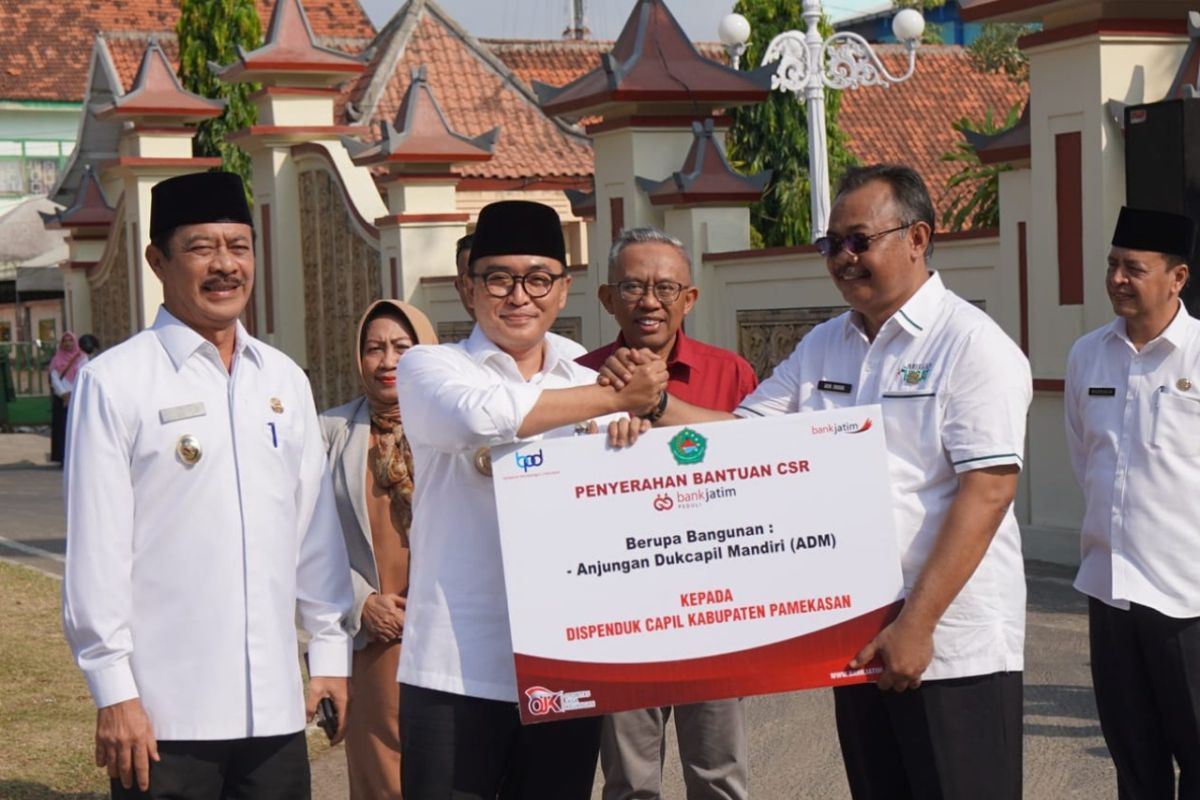 CSR, Bank Jatim serahkan bantuan ke Pemkab Pamekasan