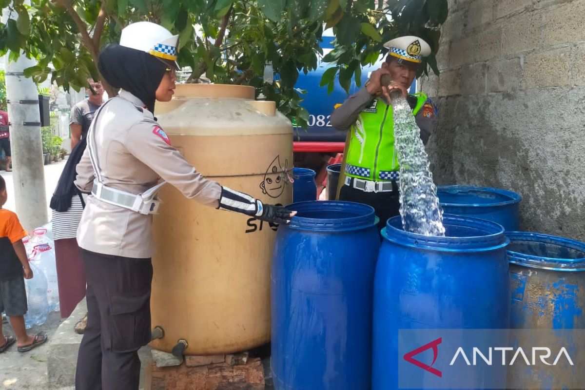 Satlantas Depok gelar bakti sosial beri sembako dan air bersih