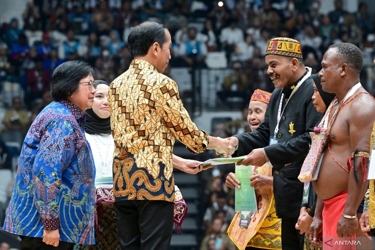 Presiden Jokowi bagikan SK Hutsos dan TORA di Festival LIKE