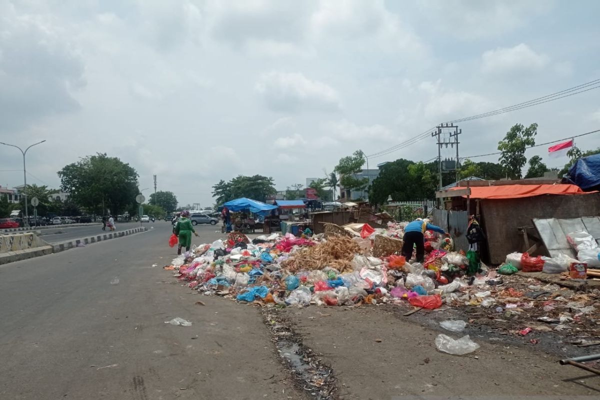 Warga Pekanbaru keluhkan sampah beraroma tak sedap di Pasar Pagi Arengka
