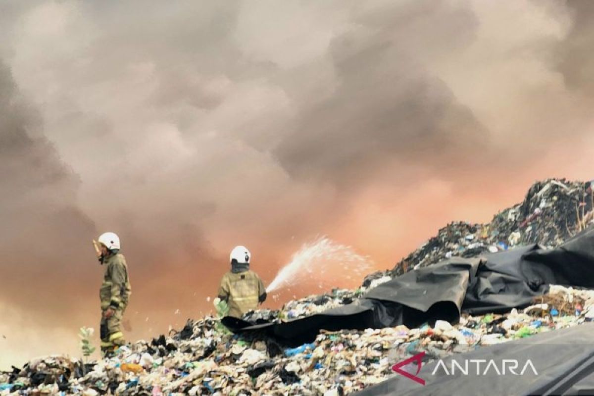 Kebakaran di TPA Jatibarang Semarang masih berlangsung hingga Senin malam