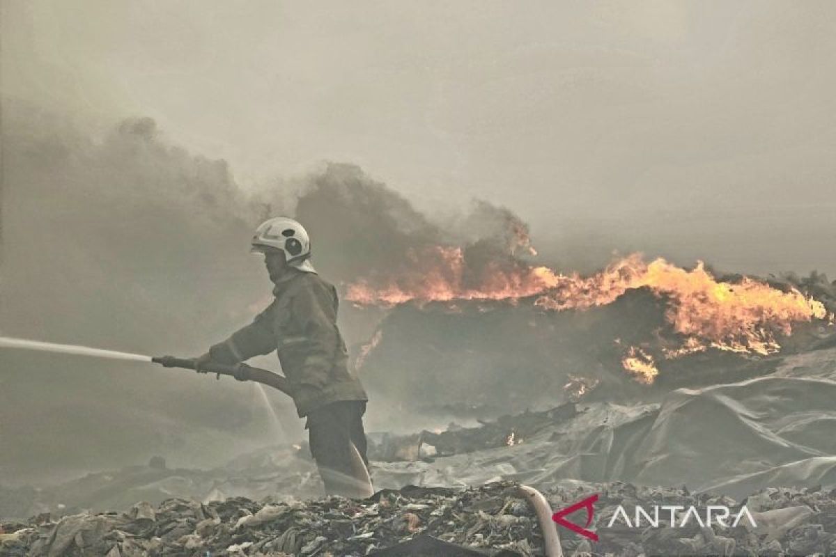 Pengangkutan  sampah disetop sementara akibat kebakaran TPA Jatibarang