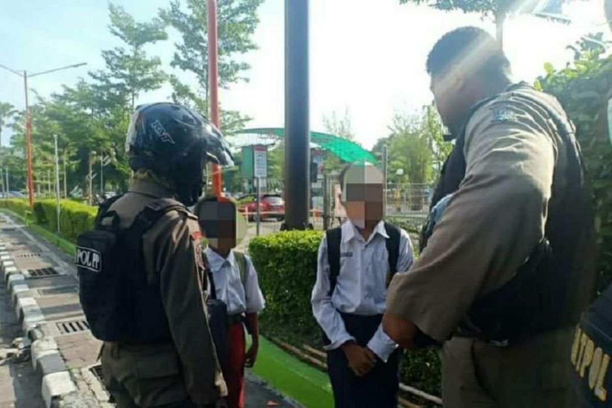 Satpol PP Surabaya sisir pelajar bolos sekolah di warkop-warkop