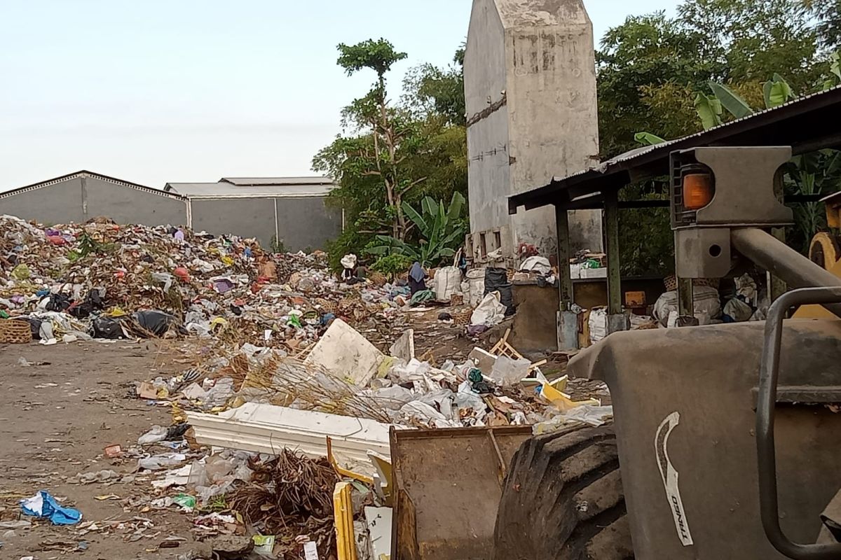 DLH Mataram segera menihilkan 130 ton sampah di TPST Sandubaya