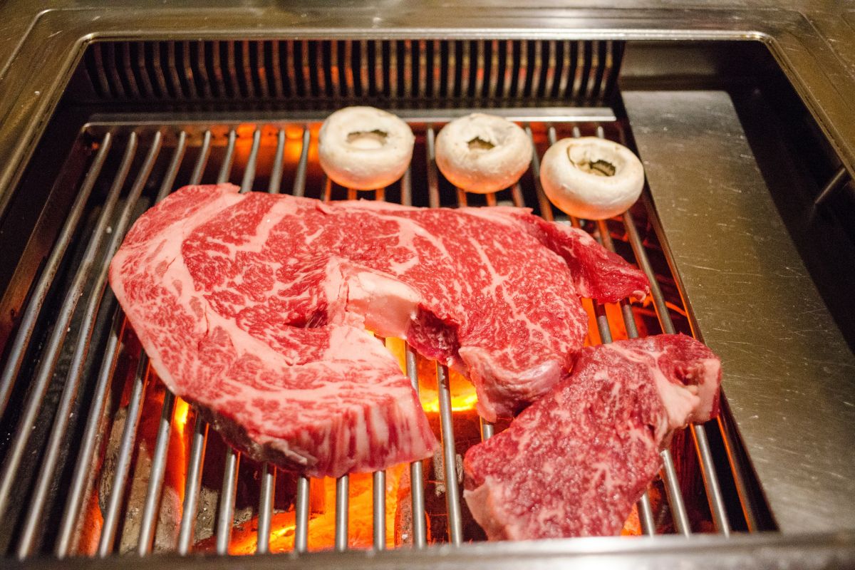 Mirip! Ini beda daging meltique dan wagyu yang perlu Anda tahu