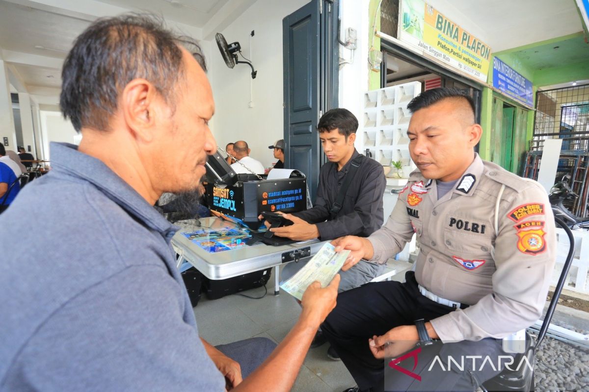 Samsat Jempol Aceh Barat mudahkan bayar pajak kendaraan di warung kopi